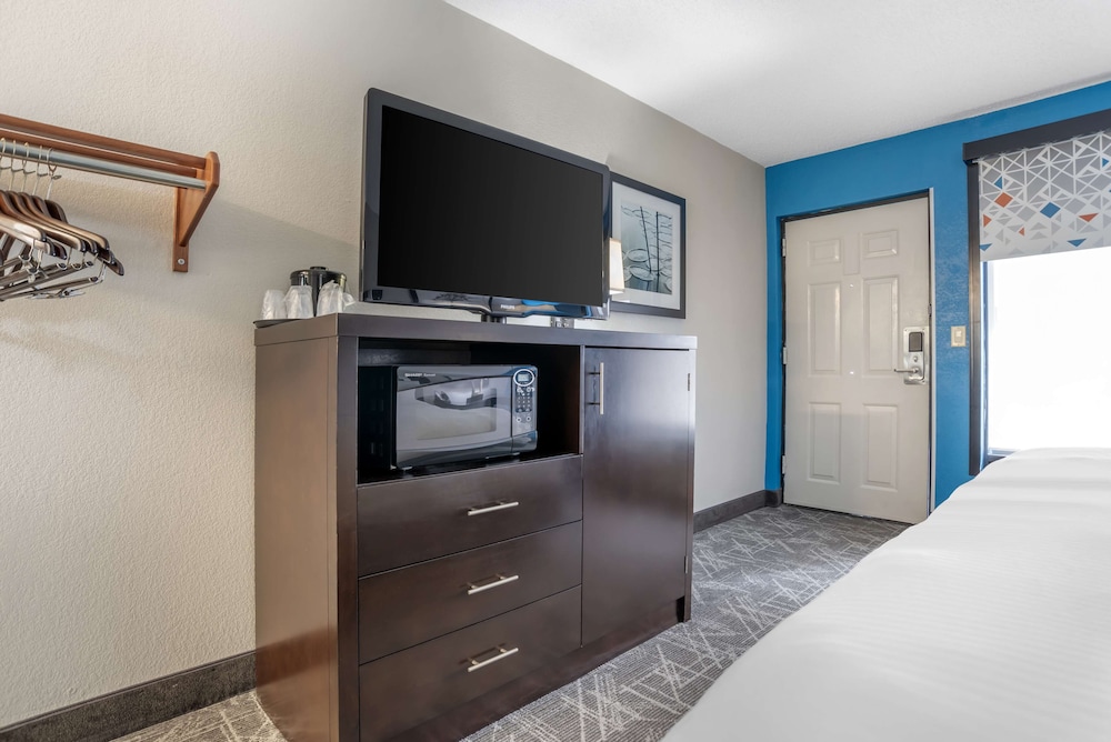 Standard Room, 1 King Bed, Accessible, Refrigerator & Microwave photo 3