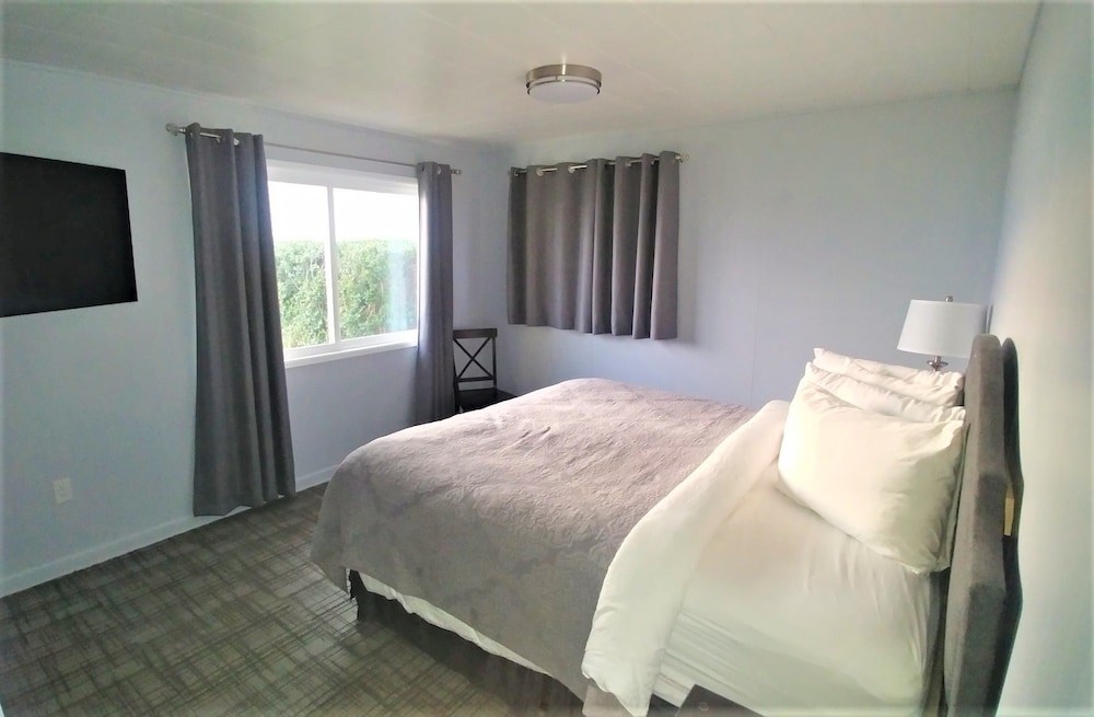 2 bedroom Cottage, Oceanfront with Hot Tub photo 1