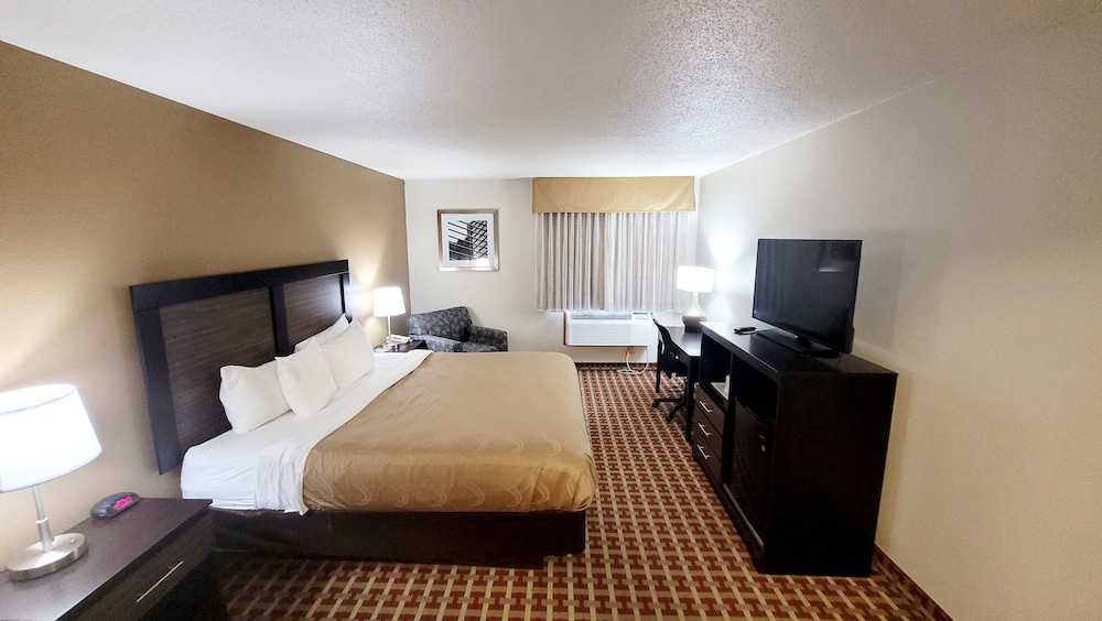 Standard Room, 1 King Bed, Smoking - Photo 3