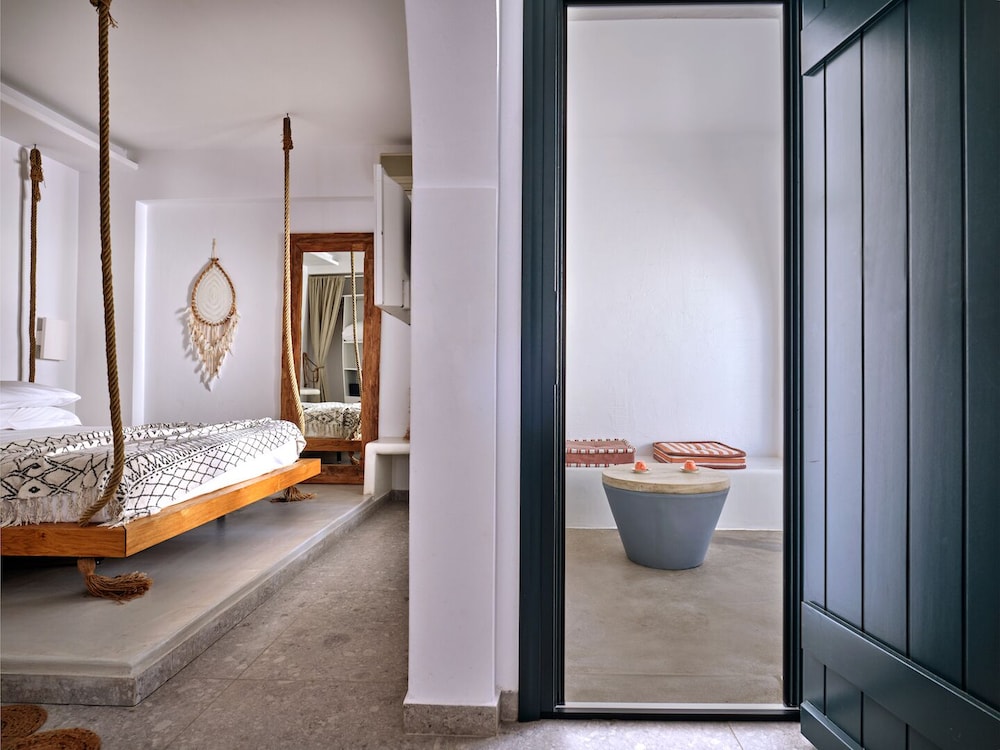 Design Suite, 1 Queen Bed with Sofa bed, Patio photo 3