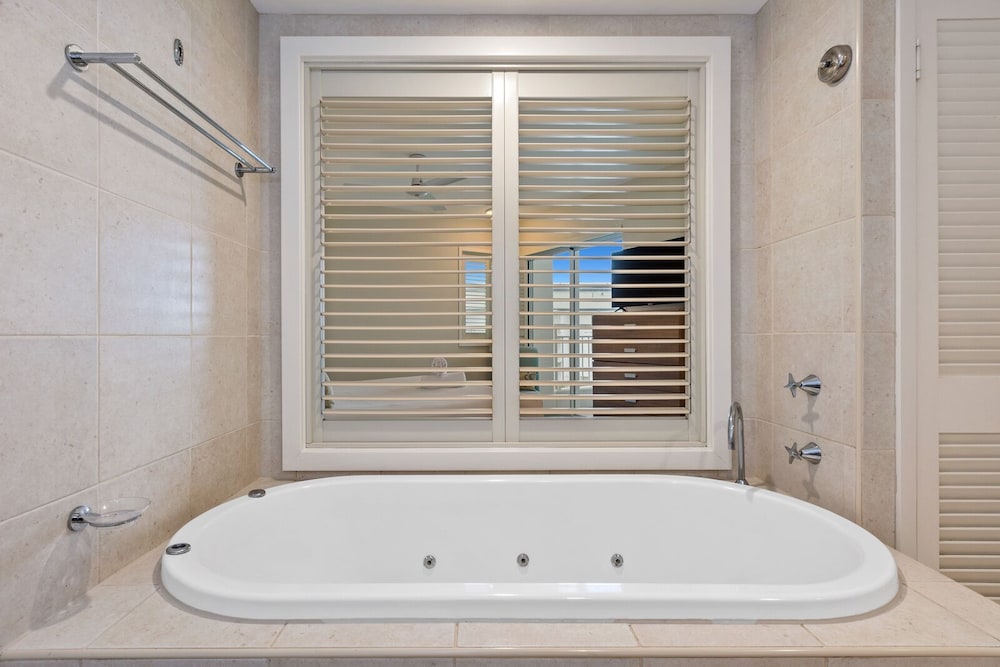 One Bedroom Spa Suite with Ocean View photo 3
