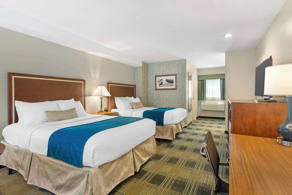 Standard Room, 2 Queen Beds, Refrigerator & Microwave, Pool View - Photo 1