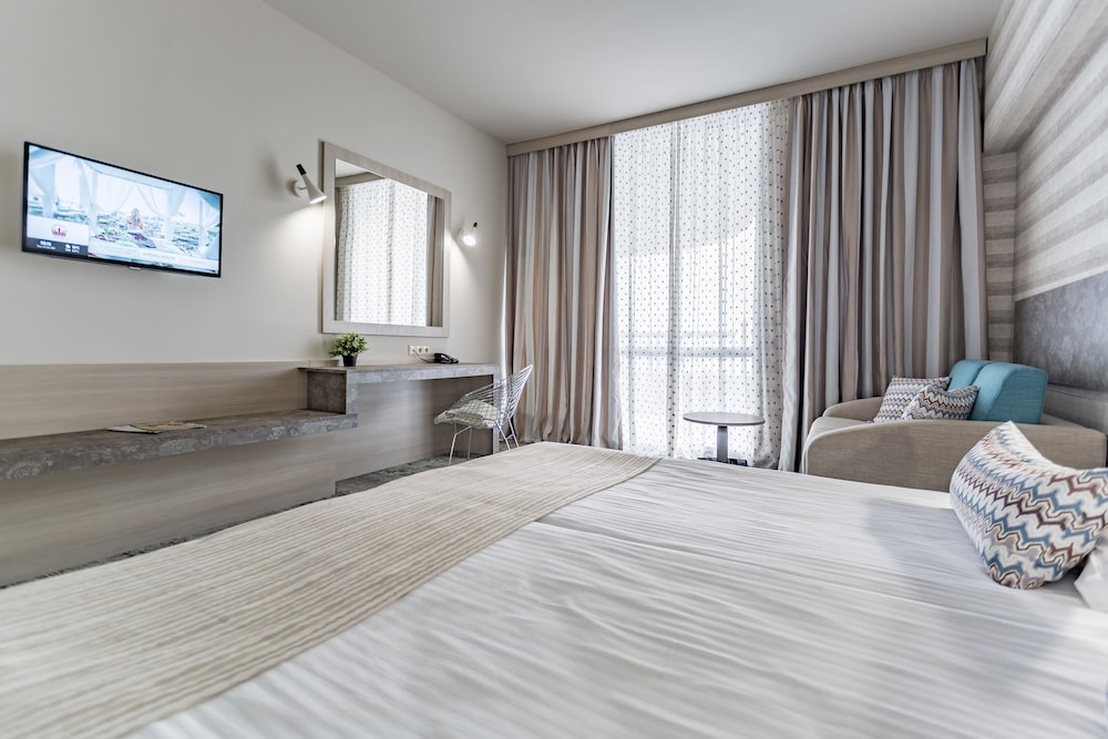 Deluxe Double Room, Partial Sea View (Beach Offer) thumbnail 5