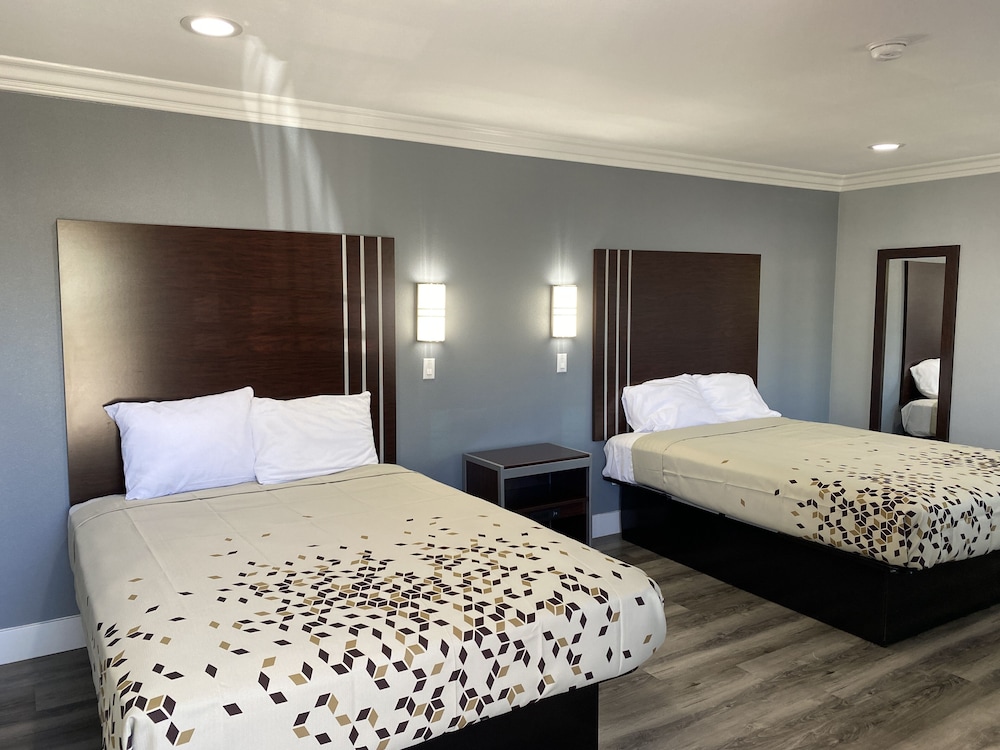 Family Double Room, 2 Queen Beds (No Hot Tub)