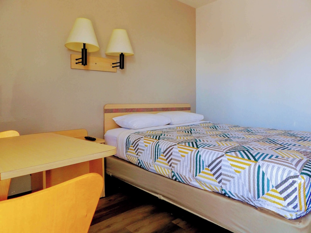 Standard Room, 1 Double Bed, Accessible, Non Smoking - Photo 2