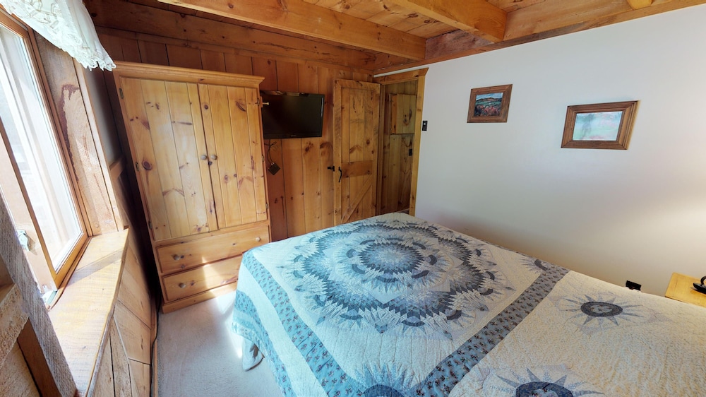 Classic Cabin, 3 Bedrooms, Fireplace, River View photo 3