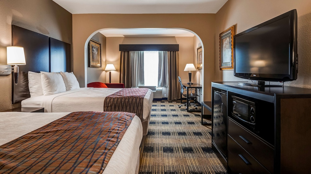 Suite, 2 Queen Beds, Non Smoking, Refrigerator & Microwave - Photo 3