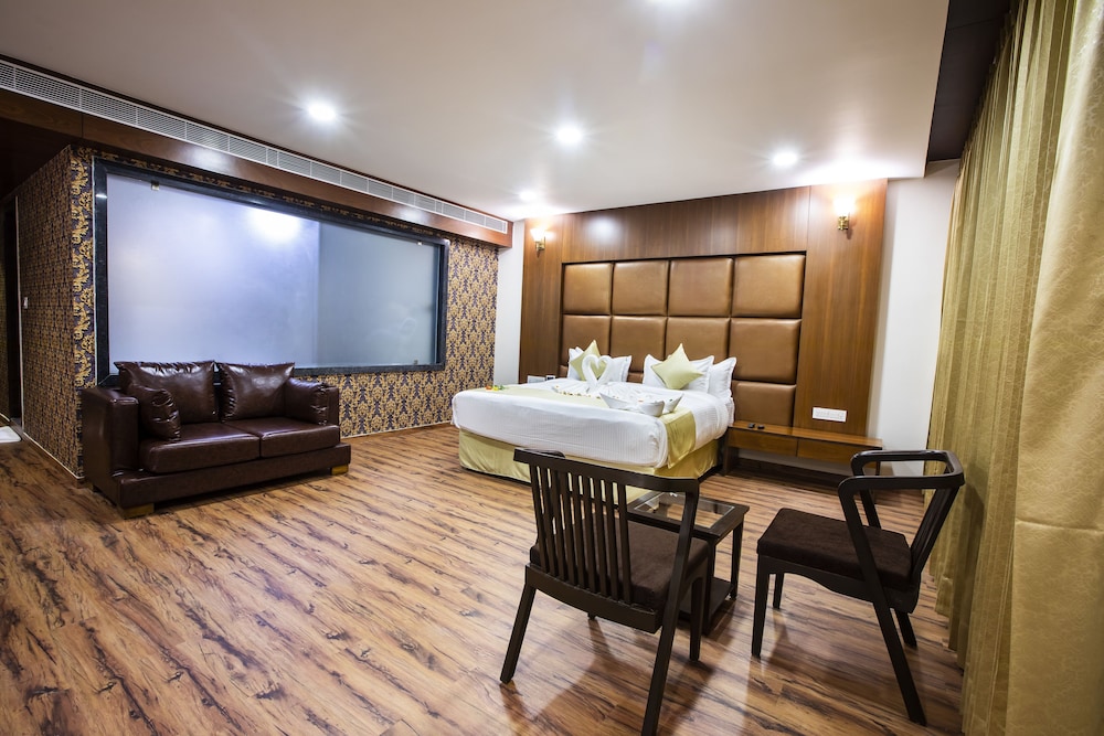 Luxury Suite, 1 King Bed, Non Smoking, City View photo 2