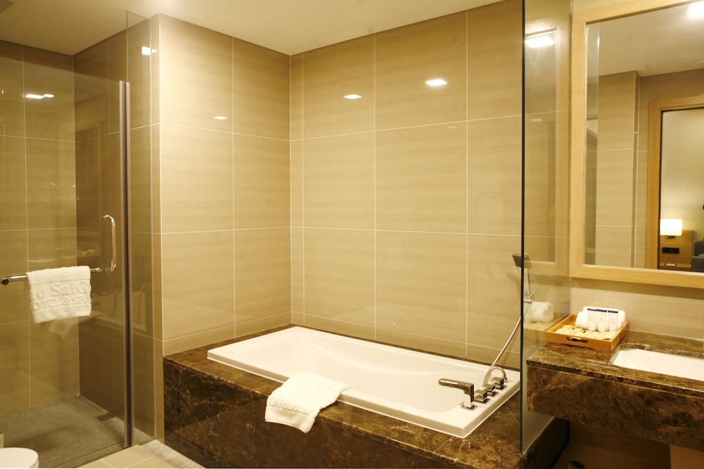 Suite Double with Window photo 3