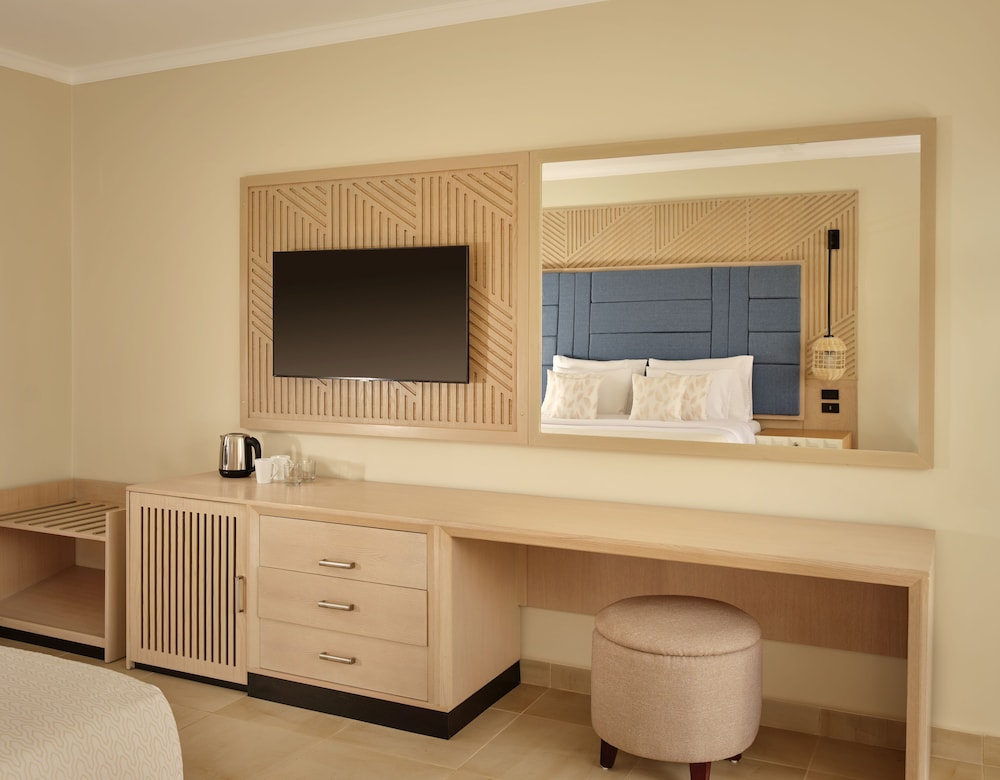 Deluxe Room thumbnail 6
