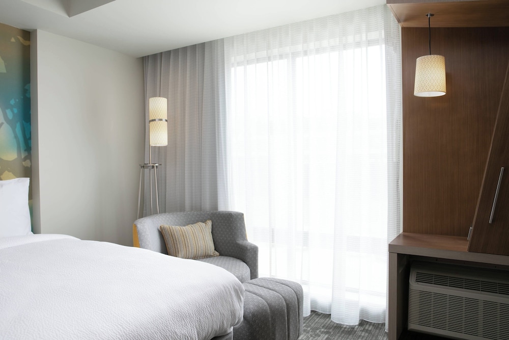 Room, 2 Queen Beds, City View (Mobility Accessible, Roll-in Shower) photo 2