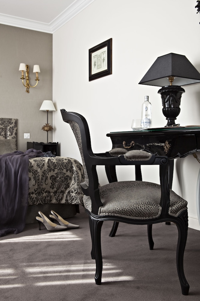 Suite, 1 King Bed, Non Smoking (Living Room;with Sofabed) - Photo 4
