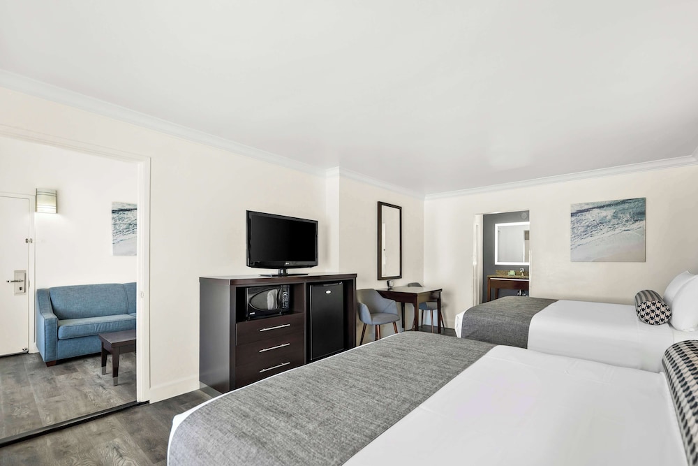Suite, 2 Queen Beds, Non Smoking, Partial Ocean View photo 2