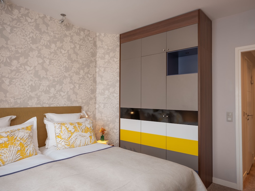 Standard Twin Room thumbnail 5