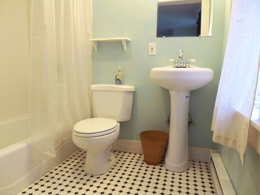 Double Room, Private Bathroom, Garden View (blue room ) photo 3