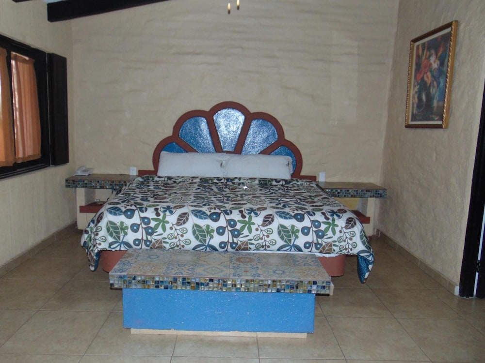 Standard Room, 1 King Bed photo 3