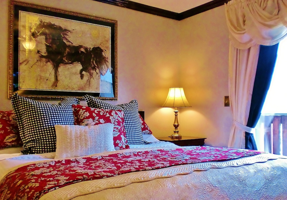 Deluxe Room, 1 King Bed, Non Smoking, Partial Lake View