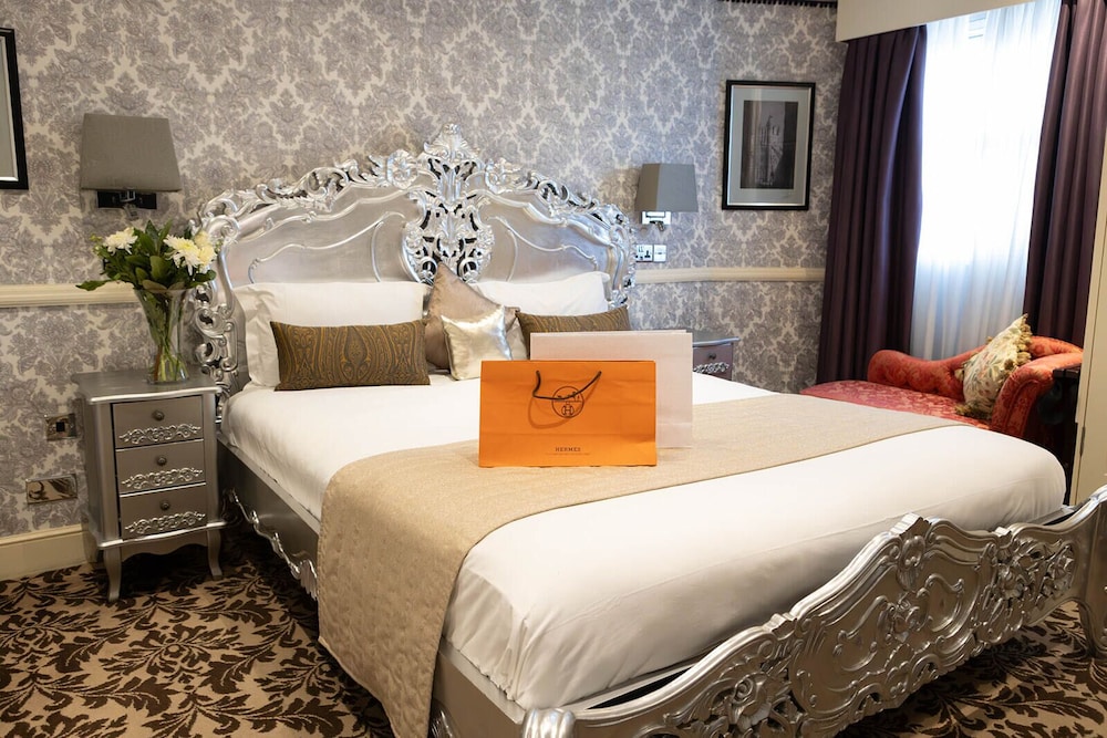 Deluxe One Bedroom Suite with Kitchenette photo 1