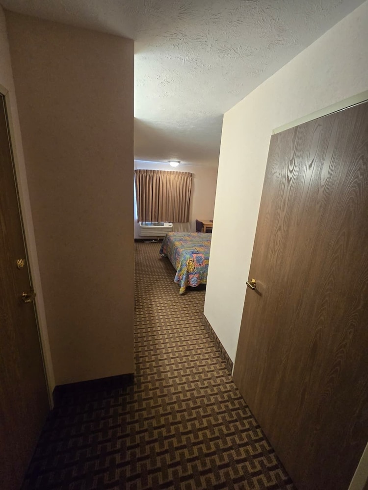 Capital O Roadside Inn Thedford NE 2, Photo 5