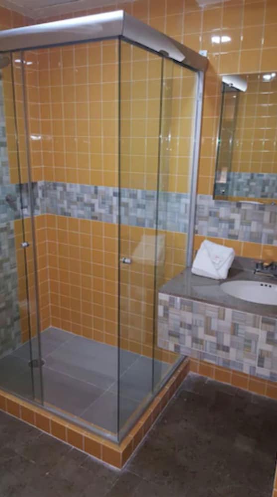 Superior Double Room, 2 Double Beds, Ensuite - Photo 4