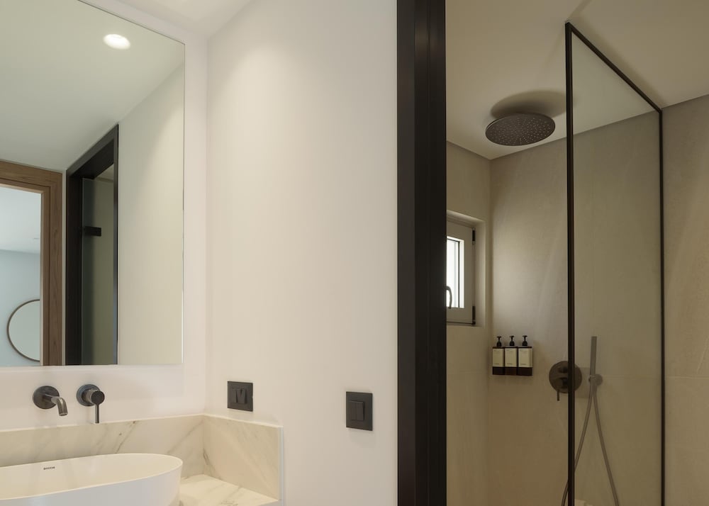 Suite with Hot Tub - Photo 8