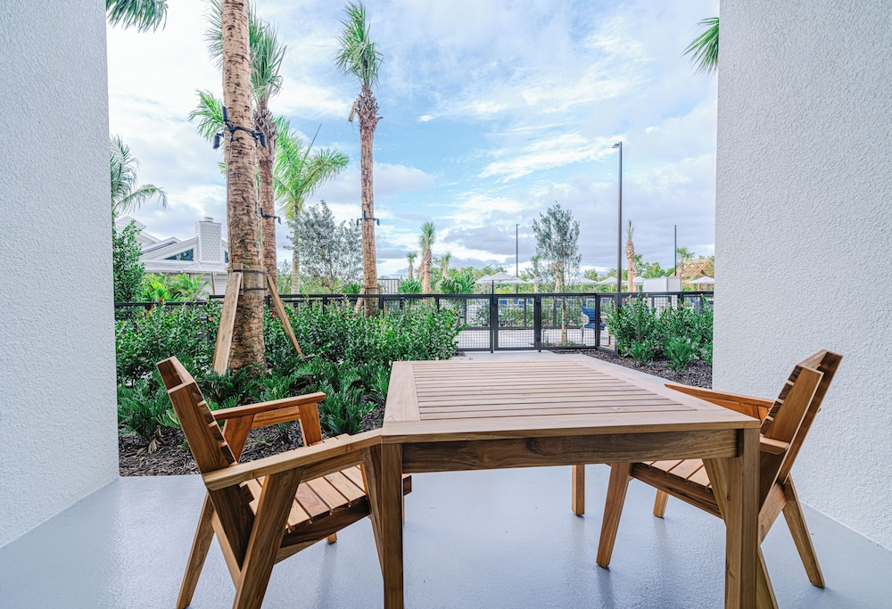 Premier Room, 2 Queen Beds, Patio, Poolside photo 2