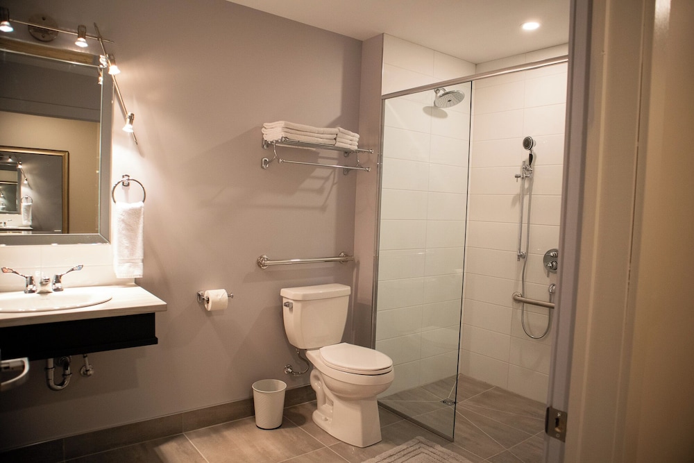 Standard Room, 2 Queen Beds, Roll-in Shower, Non Smoking photo 3