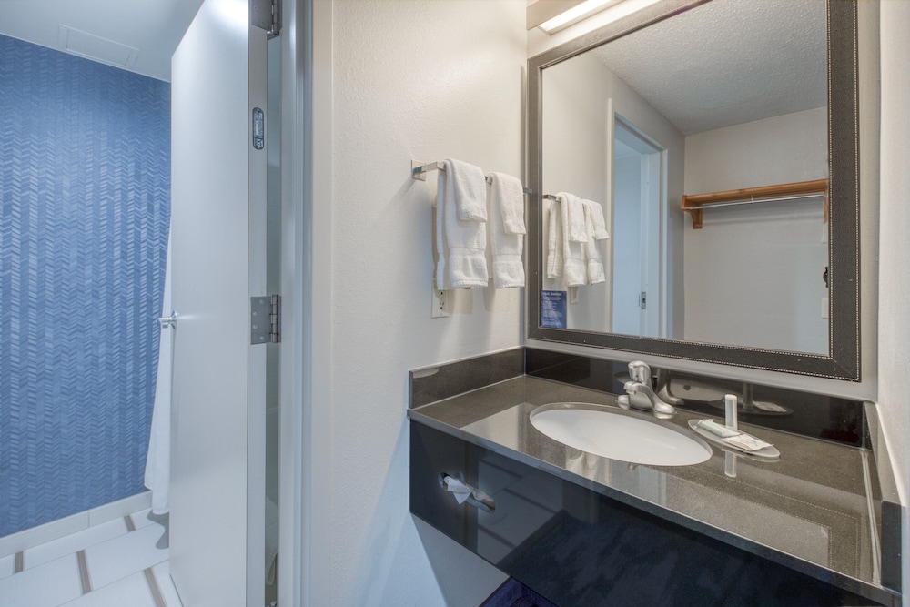 Room, 1 King Bed (Mobility/Hearing Accessible, Tub) - Photo 2