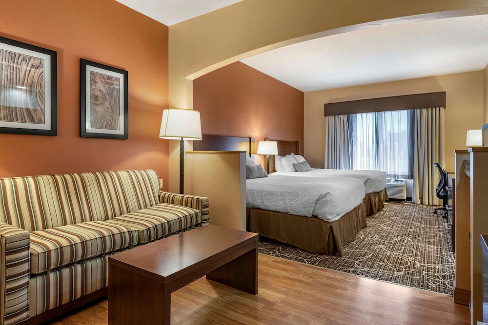 Suite, 2 Queen Beds, Non Smoking, Refrigerator & Microwave (Third bed is a Sofabed) photo 1