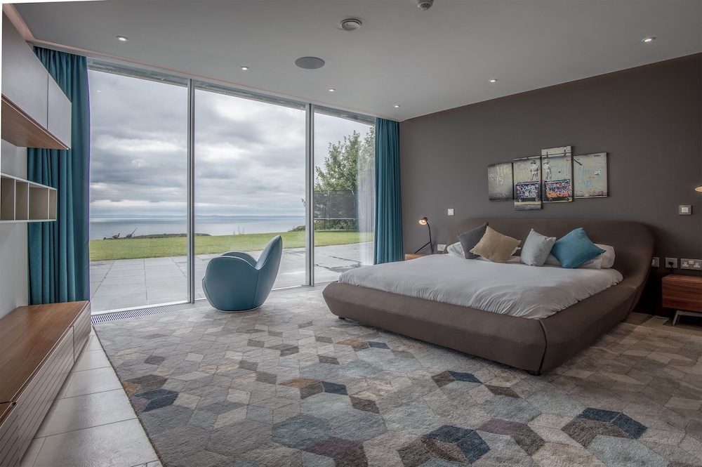 Luxury House photo 1
