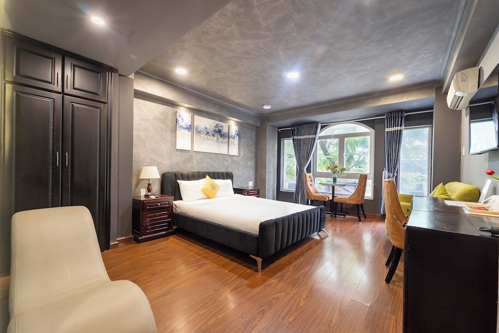Deluxe Room, 1 King Bed, City View
