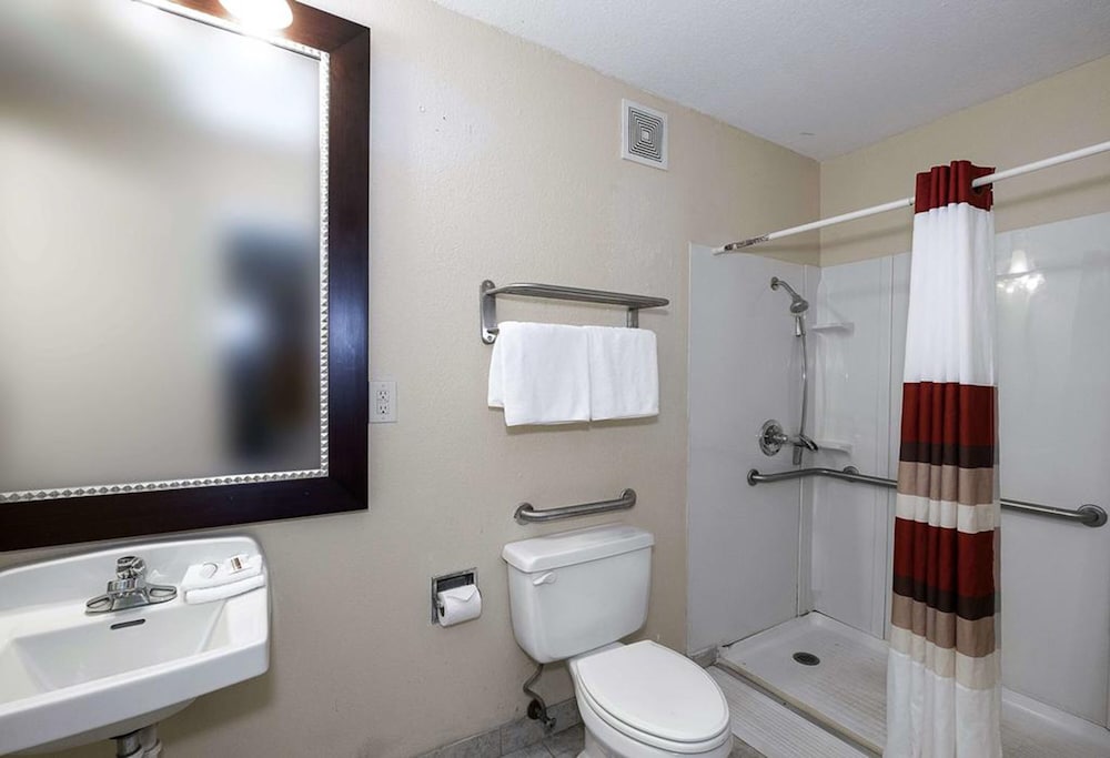 Standard Room, 2 Double Beds, Accessible, Non Smoking (Roll-In Shower) photo 3