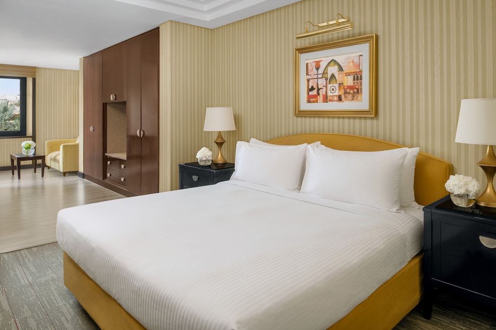 Classic Room, 1 King Bed, Accessible, Smoking