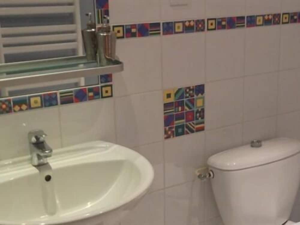 Standard Triple Room, Private Bathroom photo 2