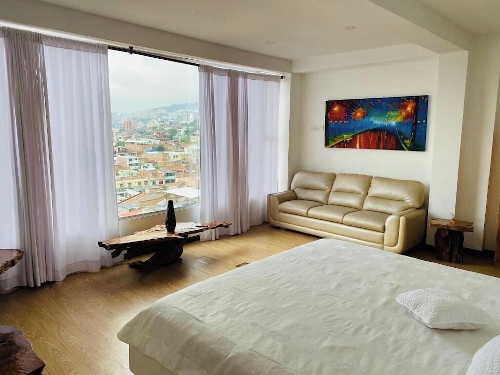 Deluxe Suite, City View