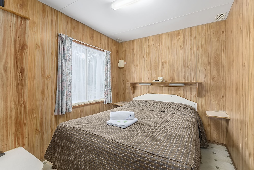 Deluxe Cabin - Linen only on queen bed photo 3