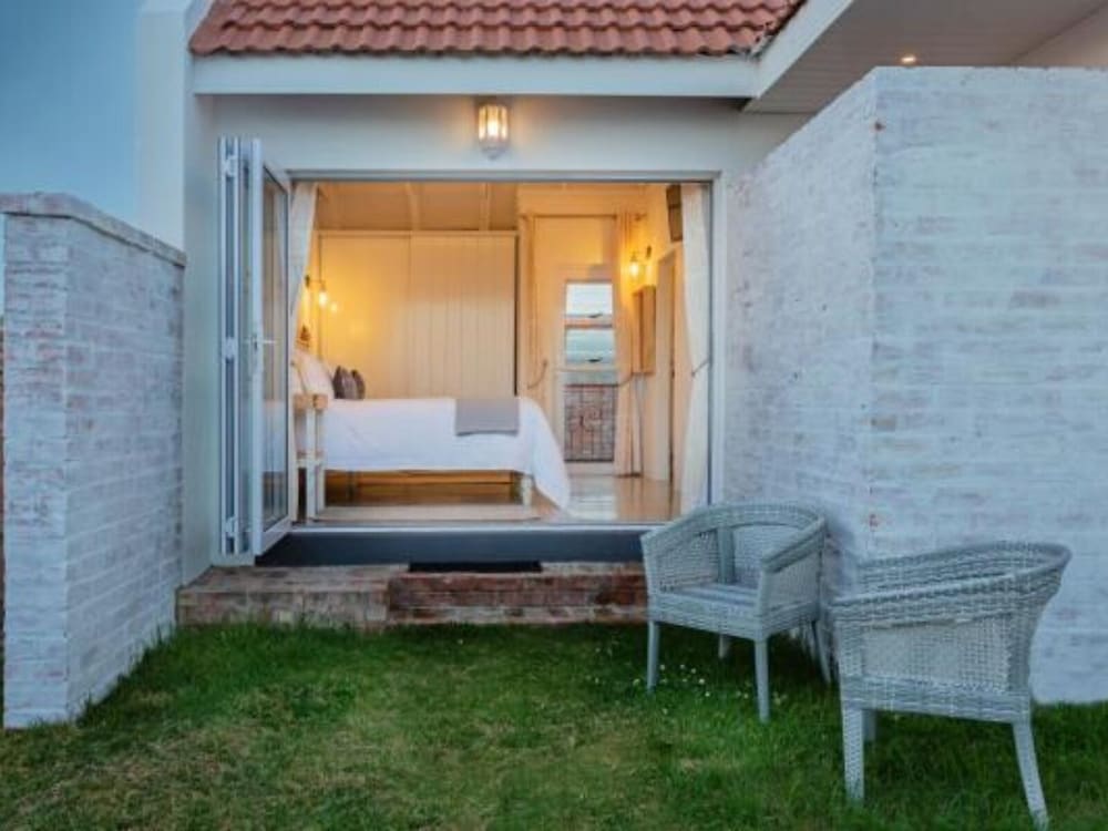 Deluxe Double Room, 1 King Bed, Partial Ocean View photo 3