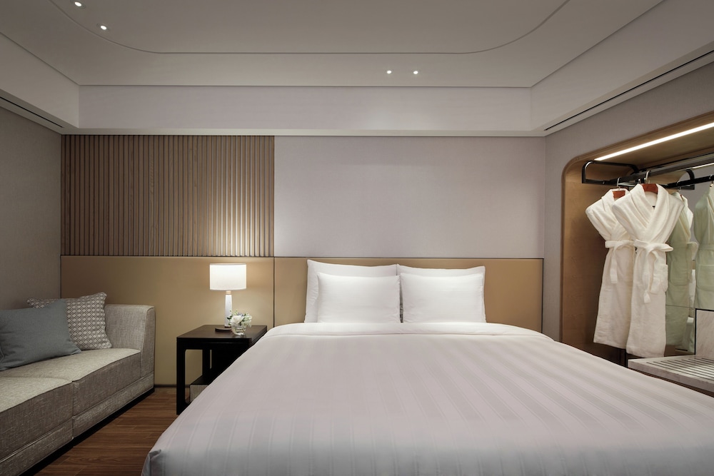 Junior Suite, 1 King Bed (Club)