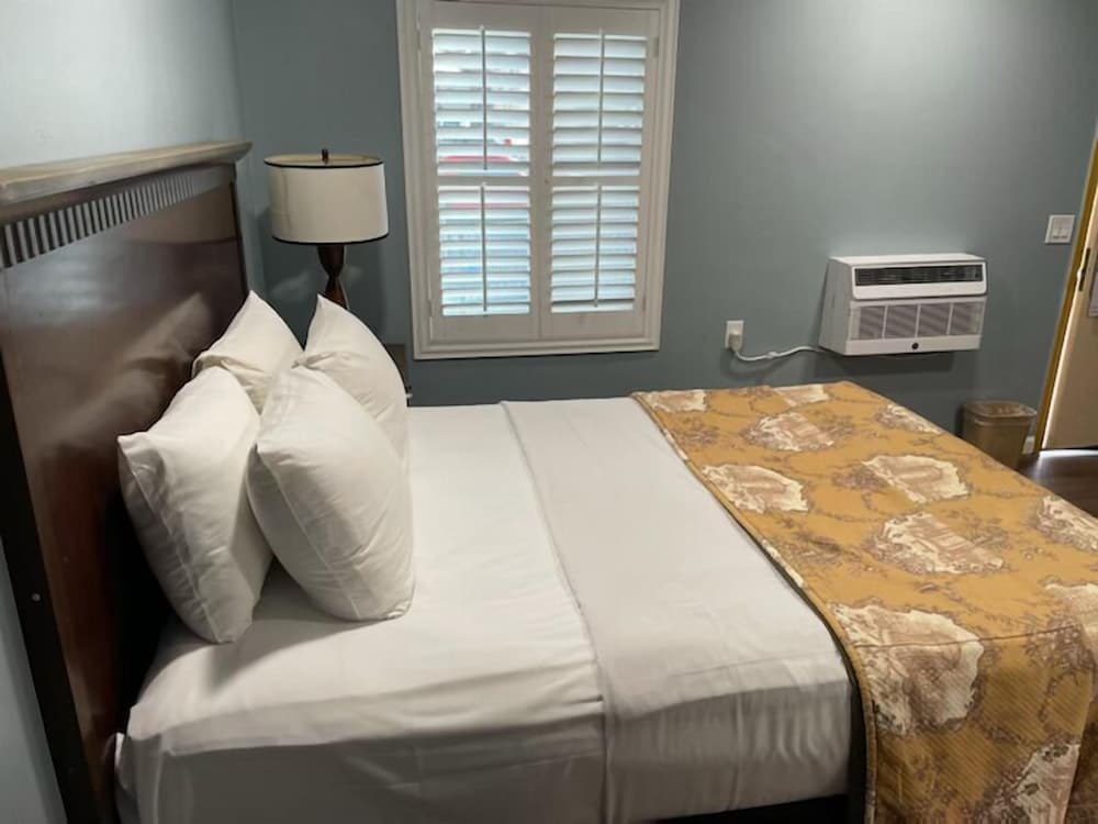 Queen Bed, Non-Smoking - Photo 22