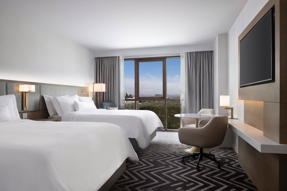 Deluxe Room, 2 Queen Beds (Mobility Accessible, Roll-In Shower)