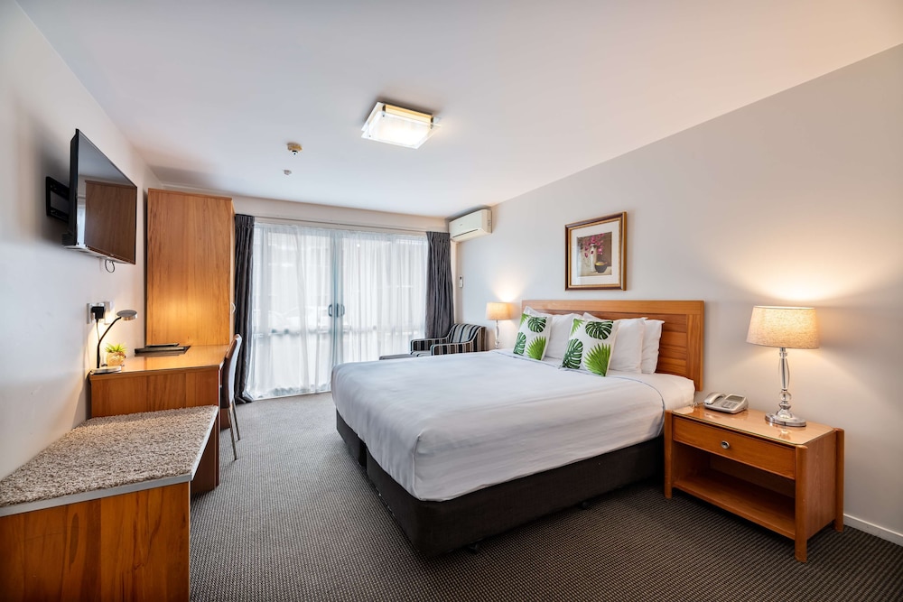 Executive King, 1King Bed, Non Smoking, Kitchenette thumbnail 6