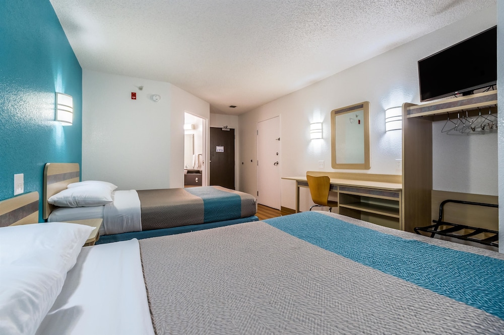 Deluxe Room, 2 Double Beds, Non Smoking, Refrigerator & Microwave photo 3