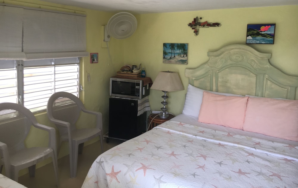 Basic Room, 1 Queen Bed - Photo 4