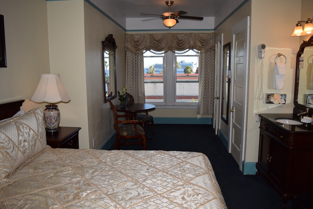 Premium Room, 1 King Bed, Partial Ocean View (1 King- Ocean View) photo 1