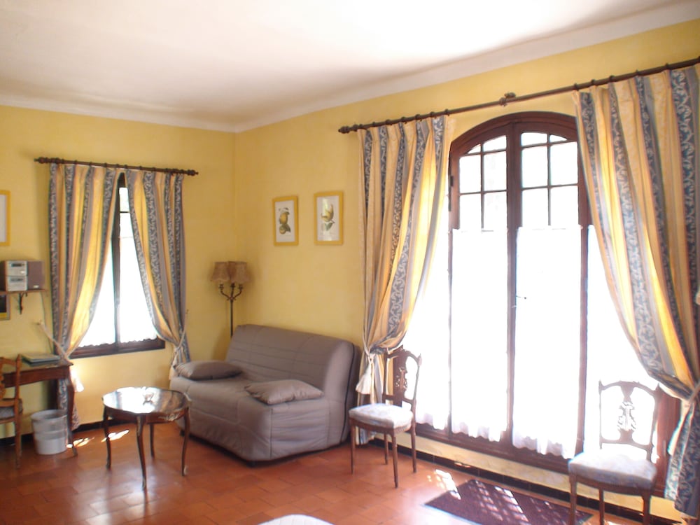 Triple Room, Ensuite ( La suite des Glycines) photo 3