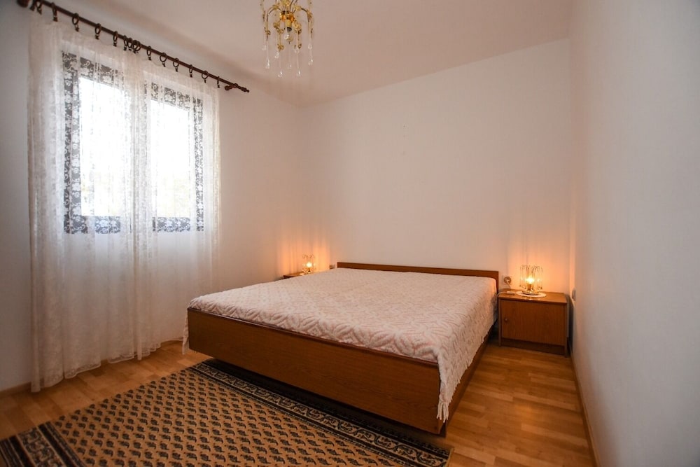 Apartment (Luce - family friendly & parking - A2)
