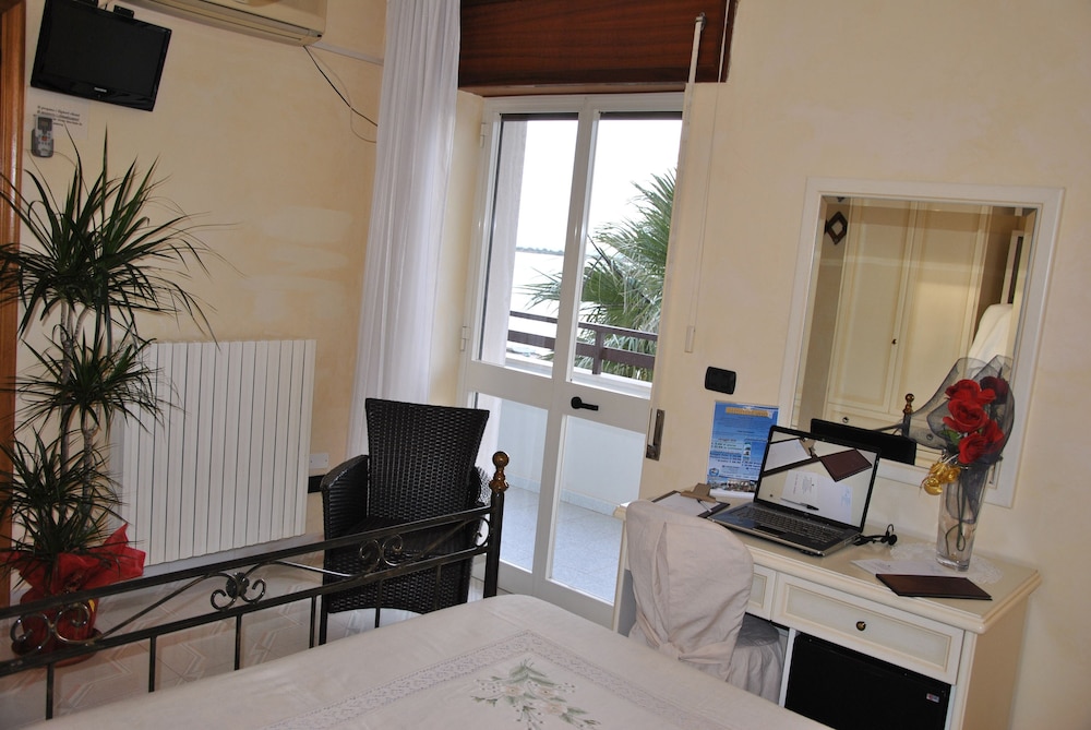 Deluxe Triple Room, Balcony, Sea View photo 1
