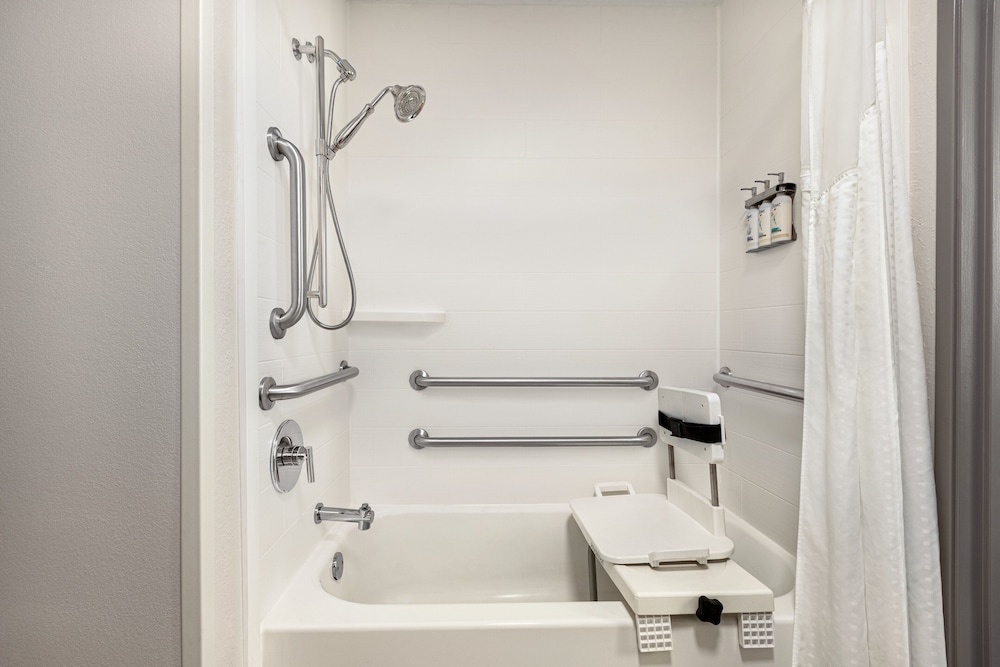 Standard Room, 1 Queen Bed, Accessible (Communications, Accessible Tub) - Photo 5