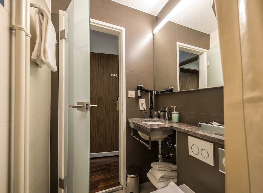Economy Twin Room - Photo 15