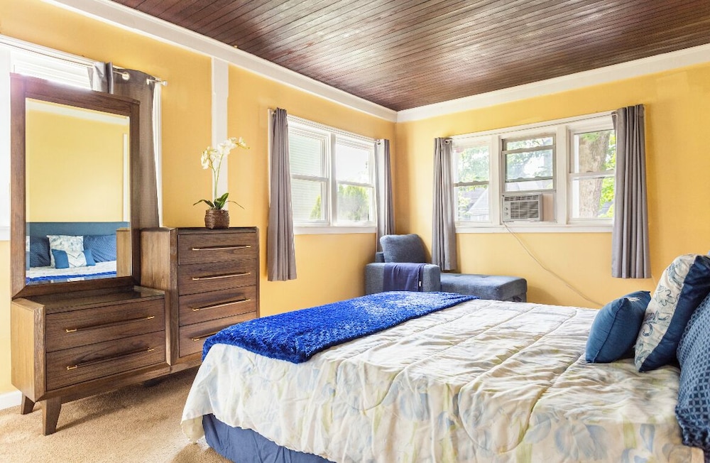 Traditional House, Multiple Bedrooms photo 1